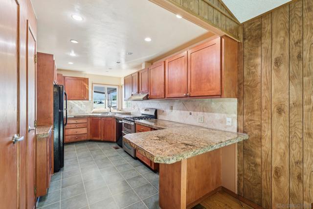 275 S Worthington St, Spring Valley CA: https://media.crmls.org/mediaz/665ca9d2-0722-4a40-aaf7-2b3f0358b247.jpg