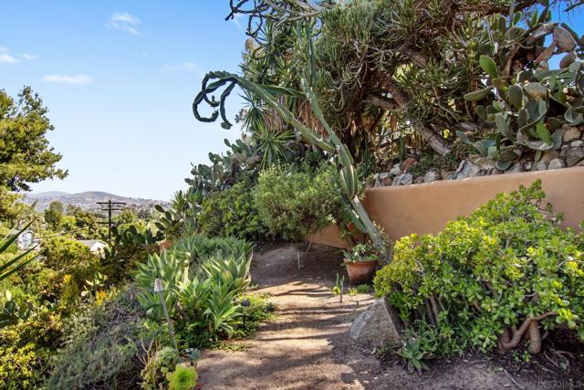 4723 Boulder Pl, La Mesa CA: https://media.crmls.org/mediaz/665cfad5-8bc0-4551-bdf5-d14f089d2daf.jpg