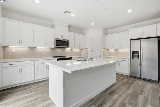 339 Astilbe Street, Discovery Bay CA: https://media.crmls.org/mediaz/665d544d-2346-4496-b16a-13e47c0b3ceb.jpg