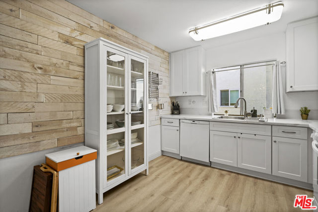 5245 Coldwater Canyon Avenue, Sherman Oaks CA: https://media.crmls.org/mediaz/665dc007-442a-43ff-9100-cfea92e5b8e2.jpg