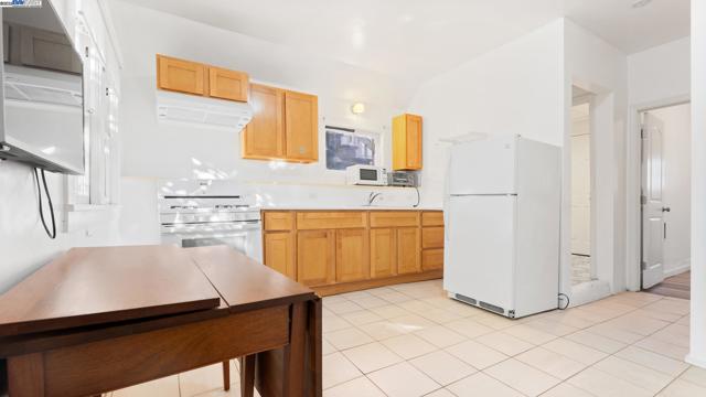1621 E 38Th St, Oakland CA: https://media.crmls.org/mediaz/665dde6c-1f5a-40ad-8e72-a273a0914c19.jpg