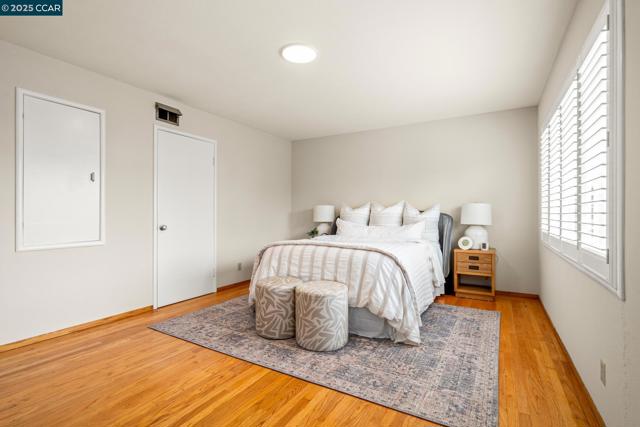 1232 E 20Th St, Oakland CA: https://media.crmls.org/mediaz/66603def-ad5d-41e5-8ed4-d8cccc7cc243.jpg