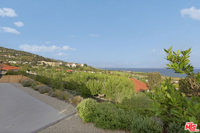 24728 Vantage Point Terrace, Malibu CA: https://media.crmls.org/mediaz/6660c384-f44e-4368-b46d-65137434cace.jpg