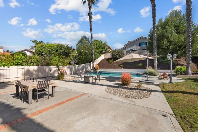 1572 Roma Dr, Vista CA: https://media.crmls.org/mediaz/6661229f-3a08-4397-9fb3-de6792a42844.jpg