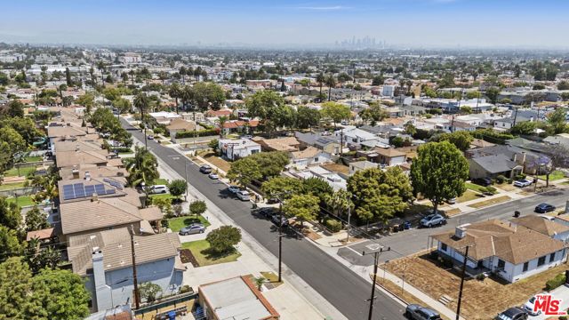 7725 Victoria Avenue, Inglewood CA: https://media.crmls.org/mediaz/66615fab-89fb-475d-b295-9fa5002dd798.jpg