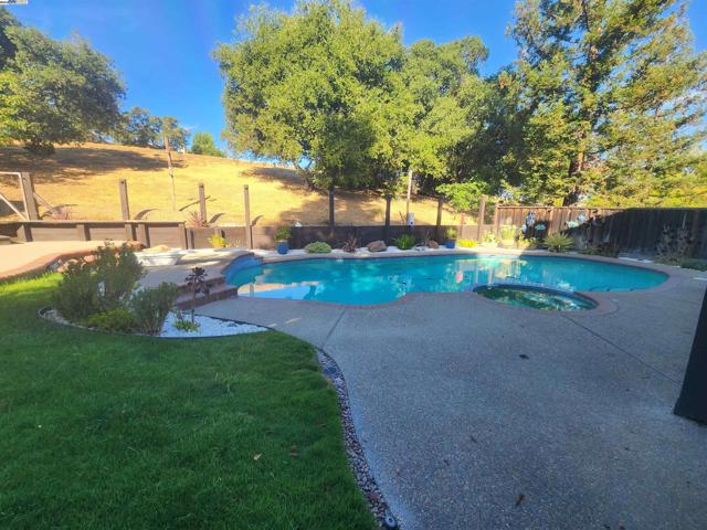 1127 Mataro Ct, Pleasanton CA: https://media.crmls.org/mediaz/666254ae-b357-4519-be7a-967a5c4f8f46.jpg