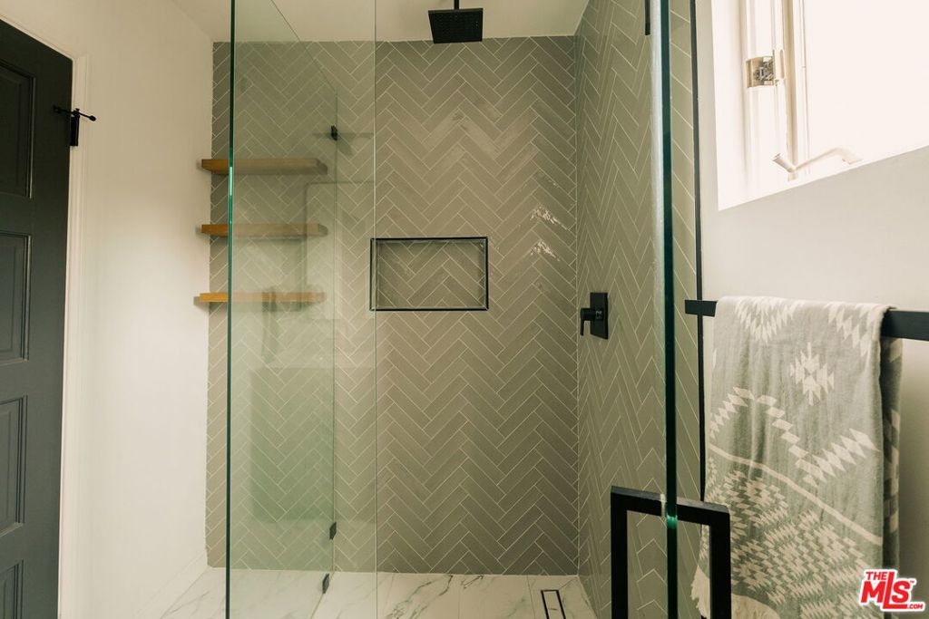 https://media.crmls.org/mediaz/66634221-26fa-49fe-8b6c-fecc357646dd.jpg?preset=X-Large