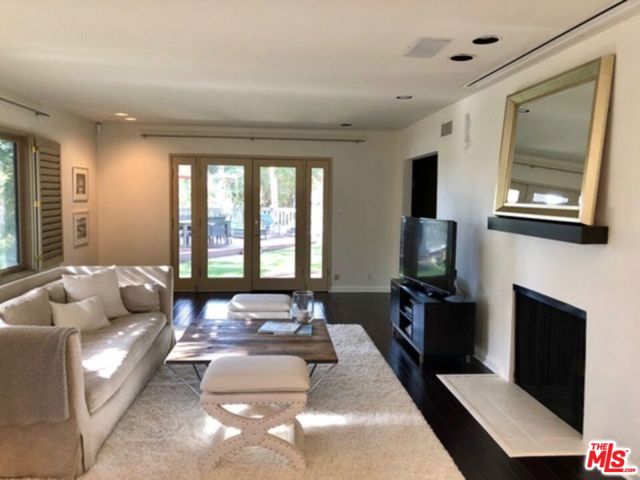 8049 Briar Summit Drive, Los Angeles CA: https://media.crmls.org/mediaz/66654067-b60b-4ef0-a421-906fe16e1450.jpg