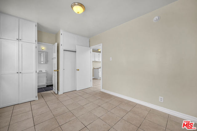522 E Kelso Street, Inglewood CA: https://media.crmls.org/mediaz/66658775-a3d8-4c48-8d95-08b7a9fa5db8.jpg