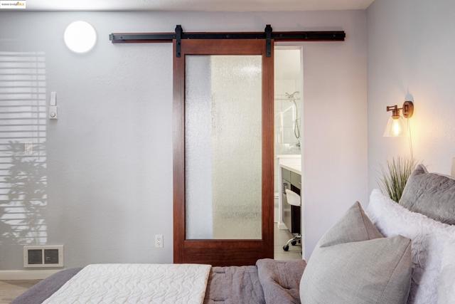 389 Belmont St, Oakland CA: https://media.crmls.org/mediaz/6666b1df-b028-4431-8391-30efe3168f63.jpg
