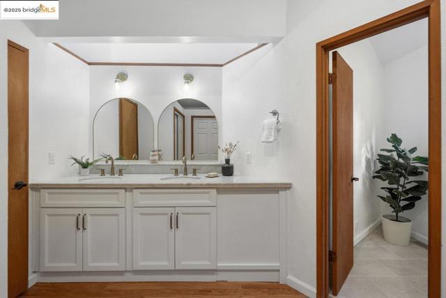 2112 Manzanita Dr, Oakland CA: https://media.crmls.org/mediaz/66670e36-17b3-4d72-a953-ace5a5f95079.jpg