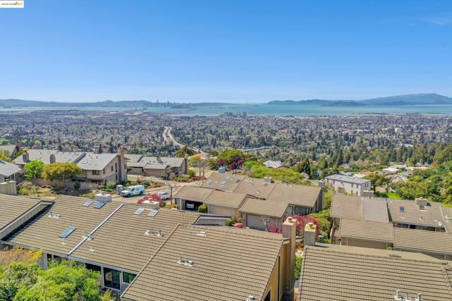 33 Binnacle Hl, Oakland CA: https://media.crmls.org/mediaz/66683e67-9640-452f-b63d-ea3579f40cb3.jpg
