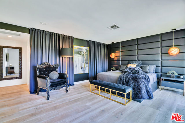 3001 Dona Nenita Place, Studio City CA: https://media.crmls.org/mediaz/66687e06-9b58-46a4-9915-120810f37a8b.jpg