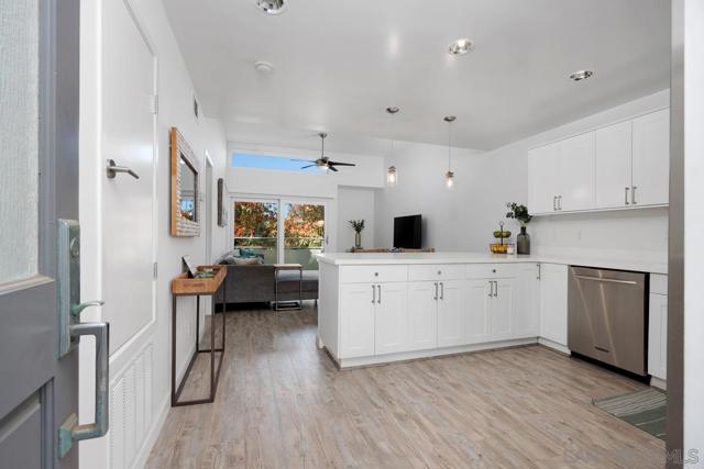 317 Pine Ave, Carlsbad CA: https://media.crmls.org/mediaz/666924d6-8dbf-44f2-865d-11d28c9d2e76.jpg