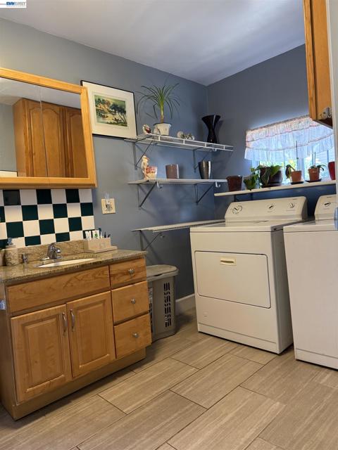 663 25TH Street, Oakland CA: https://media.crmls.org/mediaz/666b1b72-2b99-49f6-b10f-74770a744e7e.jpg