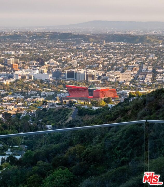 2183 Sunset Plaza Drive, Los Angeles CA: https://media.crmls.org/mediaz/666c4e5c-5533-446e-84cf-a20eb46c84c5.jpg