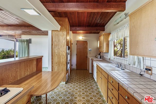 924 Stonehill Lane, Los Angeles CA: https://media.crmls.org/mediaz/666d8da4-8f97-4bff-a36d-21db5722788c.jpg