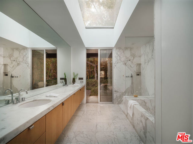 1705 Summitridge Drive, Beverly Hills CA: https://media.crmls.org/mediaz/666ec102-0e6e-4075-a0f4-93f00d875302.jpg
