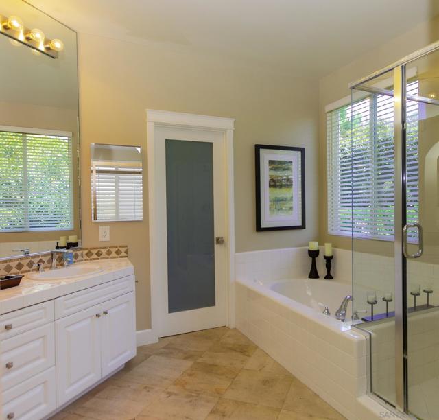2537 Carriagedale Row, La Jolla CA: https://media.crmls.org/mediaz/666f546f-2d3a-4fa5-abef-2002a70f2e50.jpg