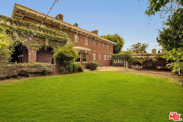 1130 Westchester Place, Los Angeles CA: https://media.crmls.org/mediaz/666f88c2-9ce7-4705-95d0-e716ec50eb78.jpg