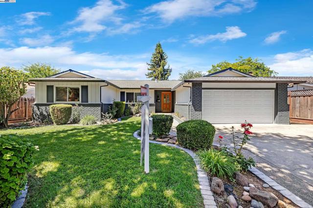 5041 Golden Rd, Pleasanton CA: https://media.crmls.org/mediaz/666f8ce7-3b87-402c-a2e6-0be4f29c7edf.jpg