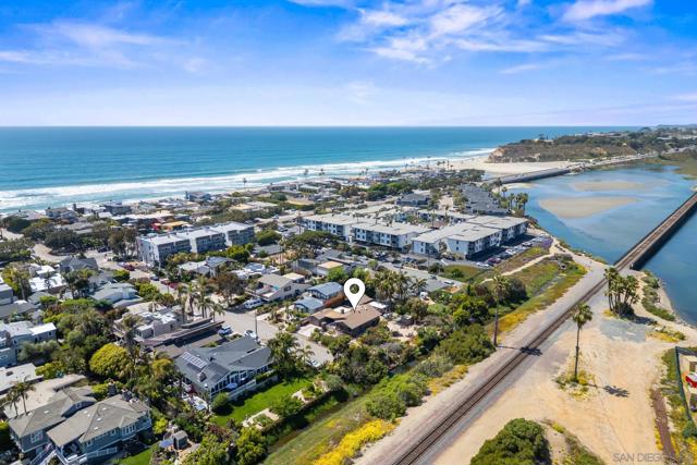 260 27Th St, Del Mar CA: https://media.crmls.org/mediaz/666f913e-1d10-4bd4-a76a-484bf68c2f6f.jpg