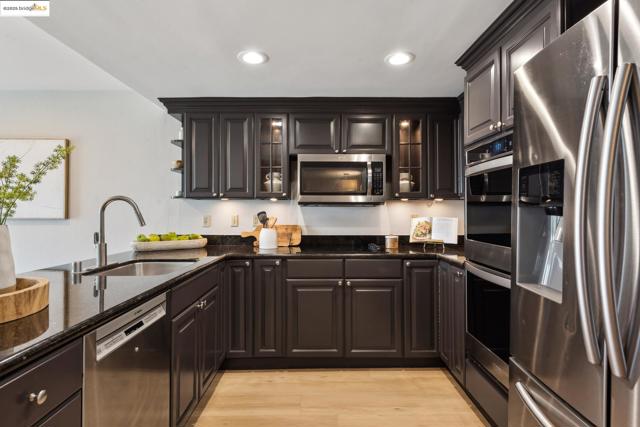 93 Thousand Oaks St, Oakland CA: https://media.crmls.org/mediaz/666fd99a-48ca-4808-af3f-82a362e445a3.jpg