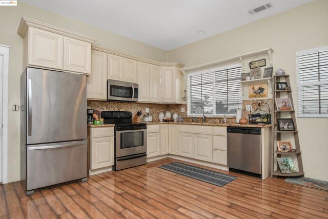 4828 Sellers Ave, Brentwood CA: https://media.crmls.org/mediaz/666fffea-07d6-4e44-96f9-c15748d9de93.jpg