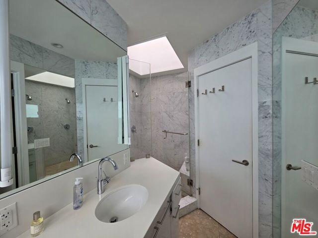 4031 Hollyline Avenue, Sherman Oaks CA: https://media.crmls.org/mediaz/6670d0e9-ddd1-4834-9d55-2244fe44a7d8.jpg
