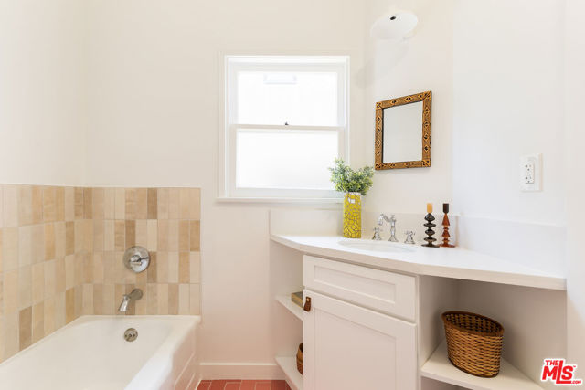 515 1/2 Rose Avenue, Venice CA: https://media.crmls.org/mediaz/667219af-caeb-41e1-8888-2379c0b2b8cc.jpg