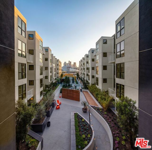 1101 N Main Street, Los Angeles CA: https://media.crmls.org/mediaz/6672a024-f44d-44a6-aa00-d5bf55fd416f.jpg