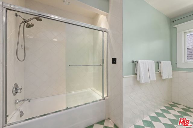 21 Park Avenue, Venice CA: https://media.crmls.org/mediaz/6672ded3-eb14-4f6b-87f7-a8a1950be56b.jpg