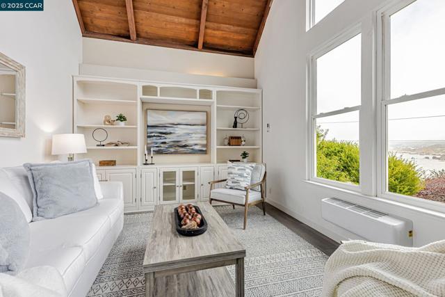 290 Olympian Way, Pacifica CA: https://media.crmls.org/mediaz/667324b5-5e21-49ac-963e-067b9b8d4031.jpg