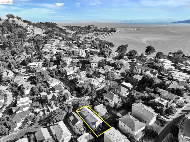 336 Washington Ave, Richmond CA: https://media.crmls.org/mediaz/66765115-d85f-4b6b-8cb7-7fe3b2dbc5ea.jpg