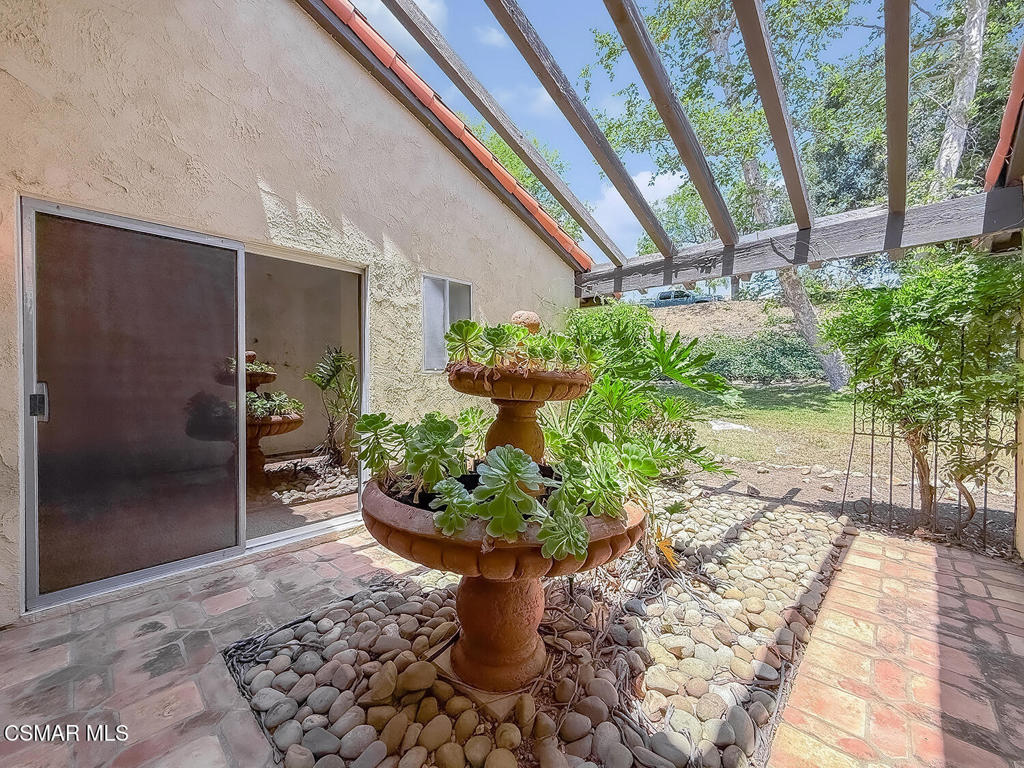 https://media.crmls.org/mediaz/6676f2f2-f9f8-47b2-8182-29412b695484.jpg?preset=X-Large
