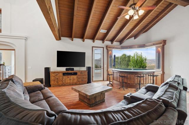 15091 Chemise Creek Rd, Ramona CA: https://media.crmls.org/mediaz/66771584-0a79-41a9-8e90-9b892ea45e42.jpg