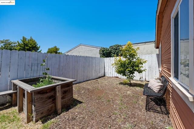 1547 68Th Ave, Oakland CA: https://media.crmls.org/mediaz/66772f13-b76f-45d0-b07c-ad75849d313d.jpg