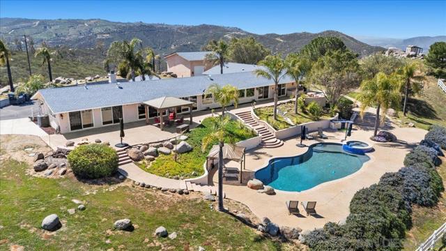 20403 Rancho Villa Rd, Ramona CA: https://media.crmls.org/mediaz/667742ae-b57e-4af5-a090-848704eb2a24.jpg