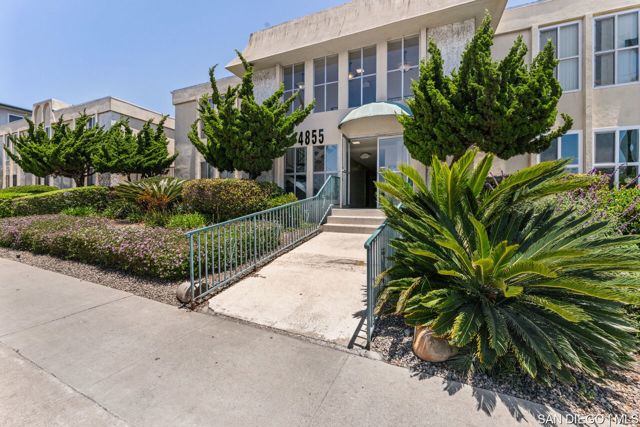4855 Cole ST, San Diego CA: https://media.crmls.org/mediaz/6677e5df-f715-4be5-af77-5db4a8256e12.jpg