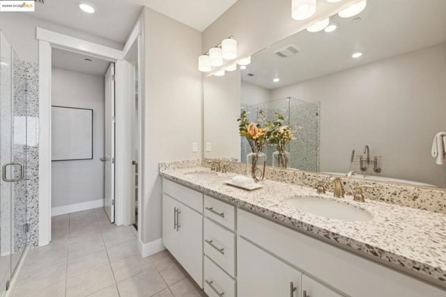 6757 Skyview Dr, Oakland CA: https://media.crmls.org/mediaz/66788353-0384-4c01-a346-a8ebc97ce5b2.jpg