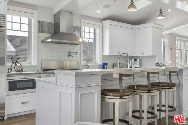 636 12th Street, Manhattan Beach CA: https://media.crmls.org/mediaz/667938bf-d7f0-4fd1-a2a4-a5a4a9de7eff.jpg