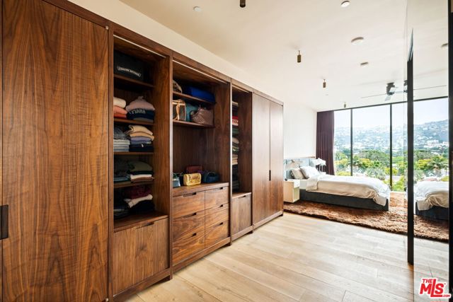 8899 Beverly Boulevard, Los Angeles CA: https://media.crmls.org/mediaz/6679b911-715d-4923-b164-16c1df4d73fb.jpg