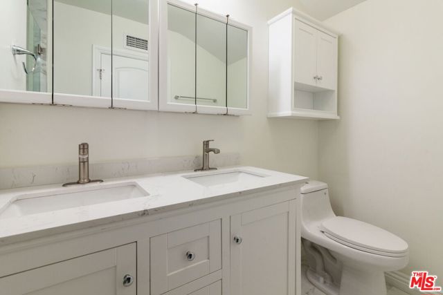 8646 Corbin Avenue, Northridge CA: https://media.crmls.org/mediaz/667a4259-4d4f-42a4-a297-a4b1a00689b6.jpg