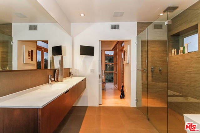 1929 N CURSON Place, Los Angeles CA: https://media.crmls.org/mediaz/667adfc7-fbdc-4642-b293-0e676b905049.jpg