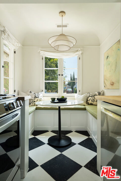 1511 Carmona Avenue, Los Angeles CA: https://media.crmls.org/mediaz/667bea8c-485b-4ed9-9cd4-762670075611.jpg