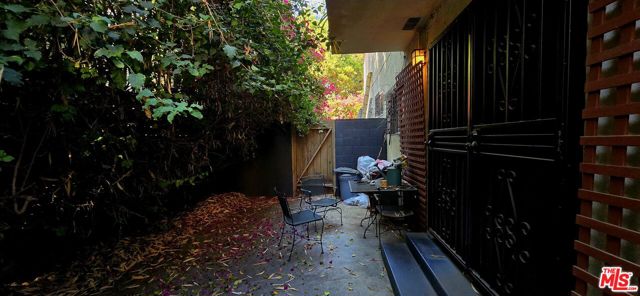 1433 N Martel Avenue, Los Angeles CA: https://media.crmls.org/mediaz/667c5e39-3470-491c-a76f-605a4fb1be51.jpg