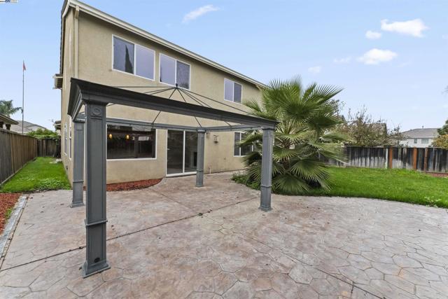 204 Daylily Ln, Patterson CA: https://media.crmls.org/mediaz/667c7974-1a2b-477e-ac33-784de2bbdd48.jpg