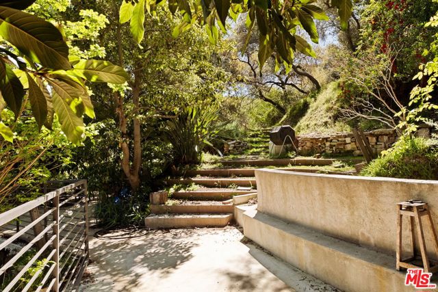 10012 Charter Oak Lane, Beverly Hills CA: https://media.crmls.org/mediaz/667cc24e-7724-46d1-98e8-41f4bb18e6eb.jpg