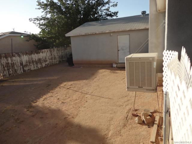 22545 El Centro Rd, Apple Valley CA: https://media.crmls.org/mediaz/667edb39-6d52-4bda-9394-97314683544c.jpg