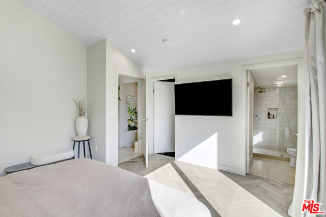 1845 Calgary Lane, Los Angeles CA: https://media.crmls.org/mediaz/667edf49-282f-4b4e-8ffa-7fd56127cc67.jpg